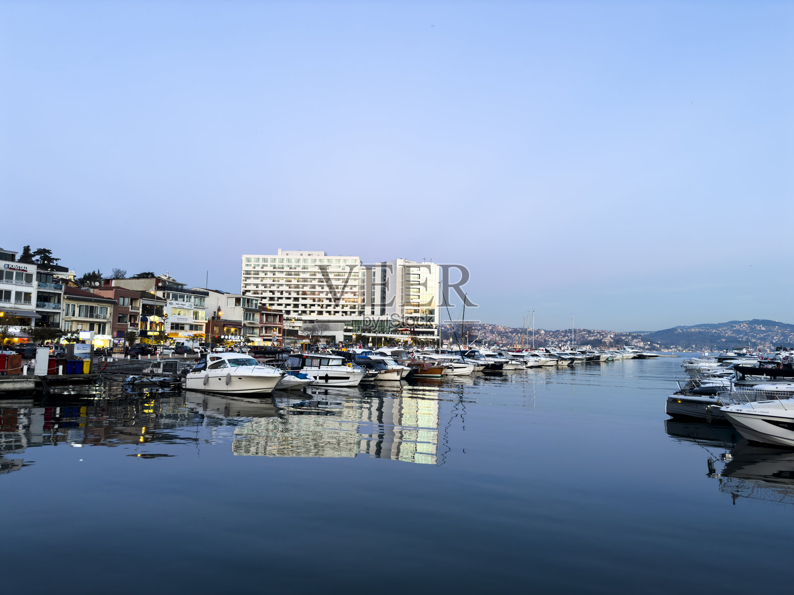 伊斯坦布尔塔拉比亚码头的船只和游艇景观，背景是建筑物。照片摄影图片