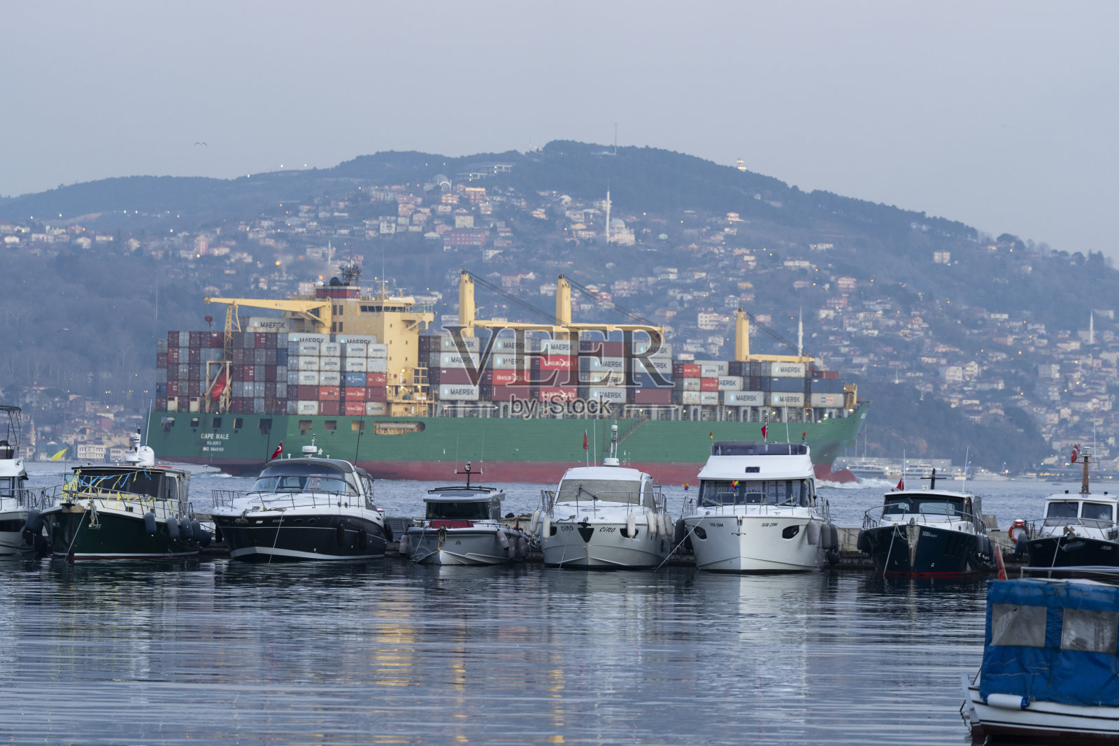 伊斯坦布尔的货运集装箱船照片摄影图片