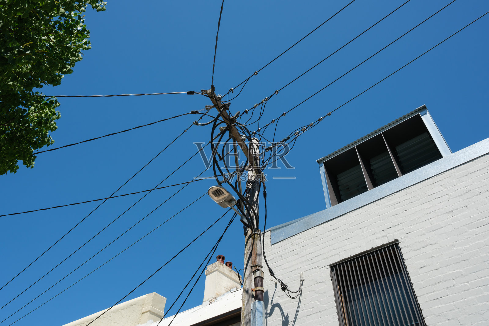 高大的旧电话杆与电线和蓝天照片摄影图片
