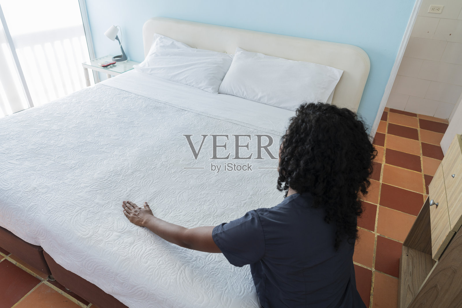 美丽的拉丁裔女性在肖像中做家务照片摄影图片