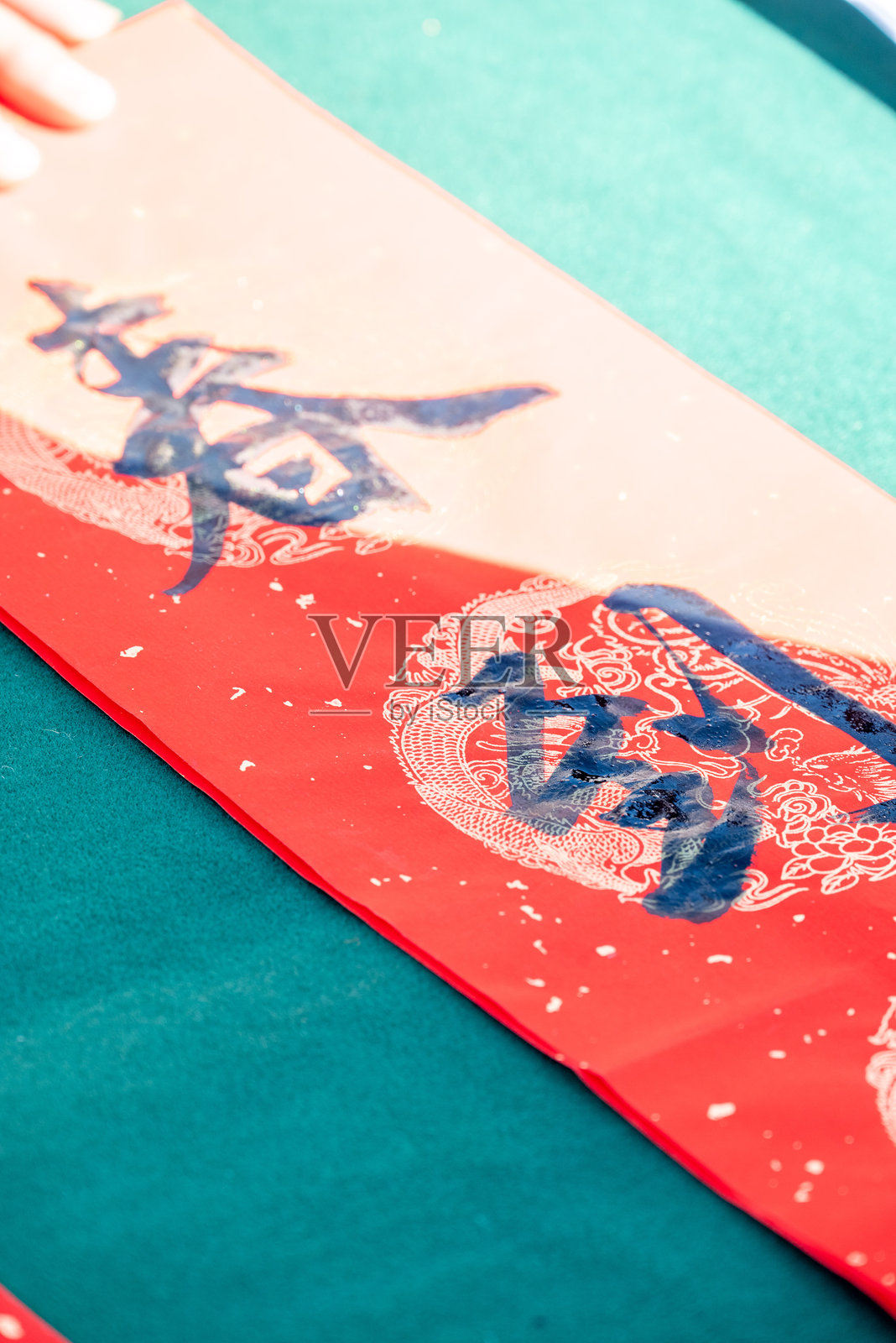 中国大理剑川古镇的新年庆祝活动：书写春联照片摄影图片