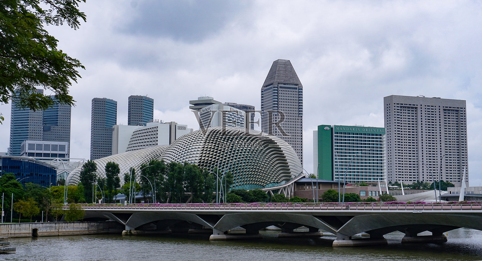 新加坡泛太平洋酒店位于莱佛士大道7号。其现代建筑在滨海湾海滨格外引人注目。照片摄影图片