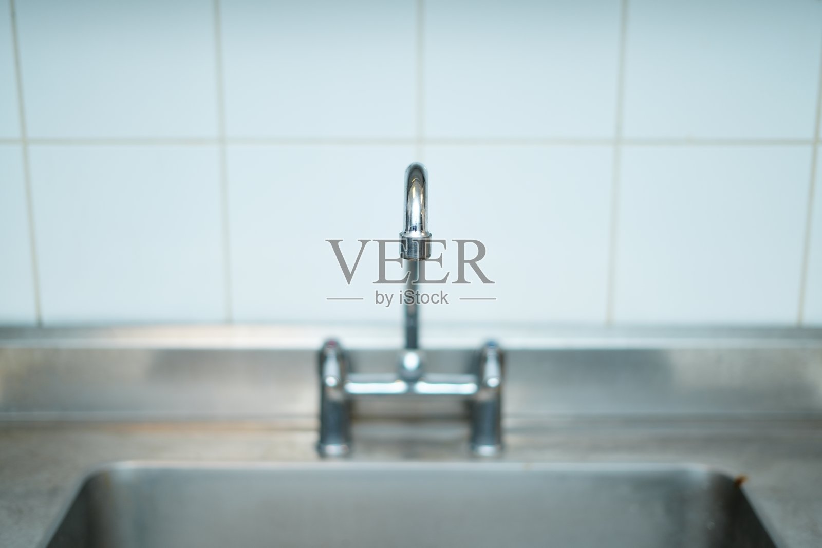 一个旧厨房和它的水龙头照片摄影图片