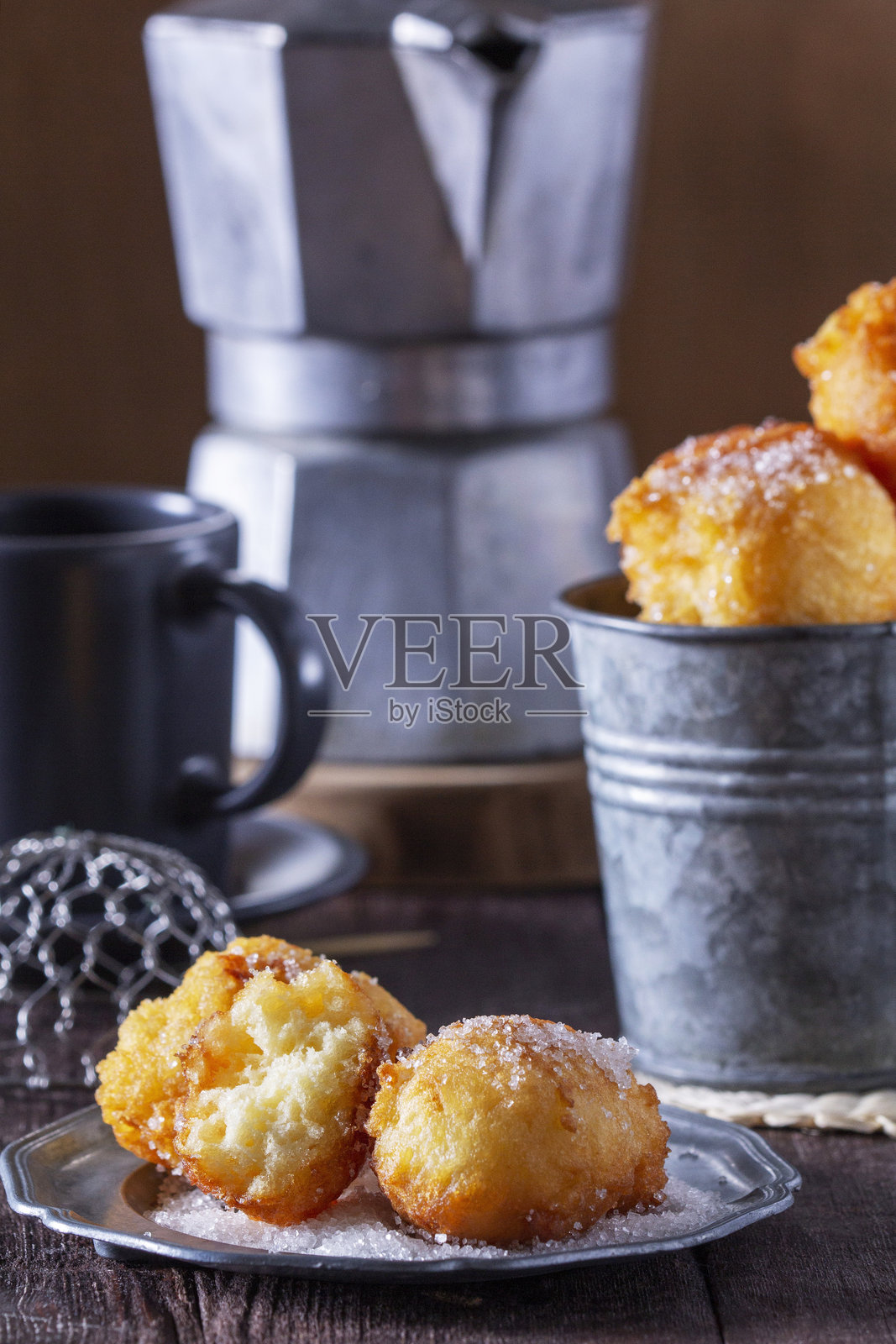 糖霜奶酪甜甜圈，搭配茶或咖啡，放在浅色木质背景上。乡村风格。照片摄影图片