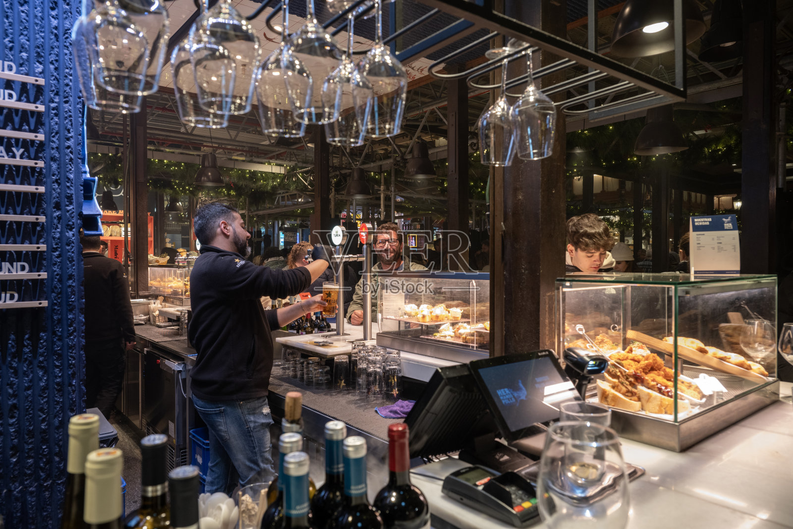 在圣米格尔市场提供啤酒照片摄影图片