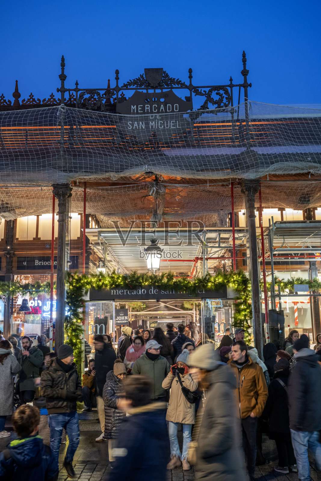 游客在圣米格尔市场的入口处照片摄影图片