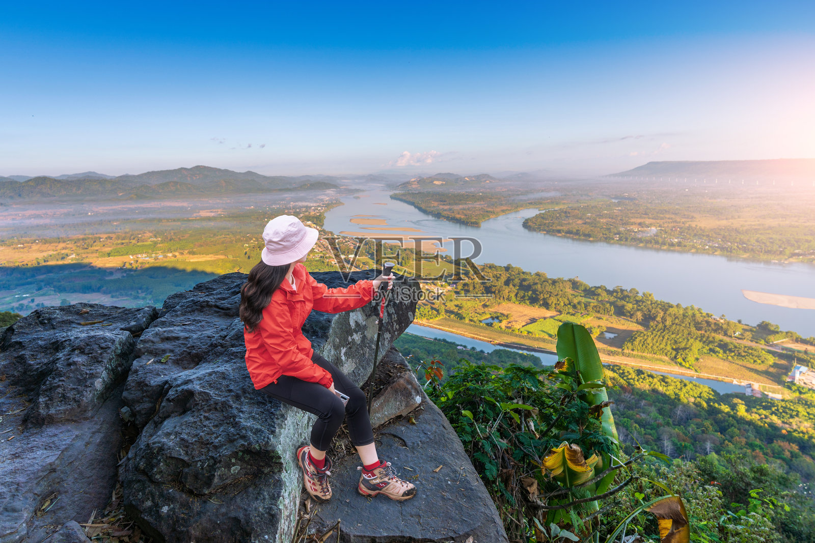 亚洲女性游客坐着欣赏泰老边界的帕塔克苏景观。照片摄影图片