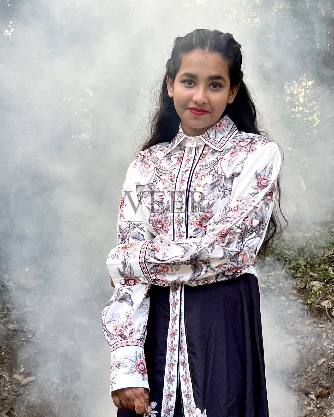 年轻女性在森林中站立的肖像照片摄影图片