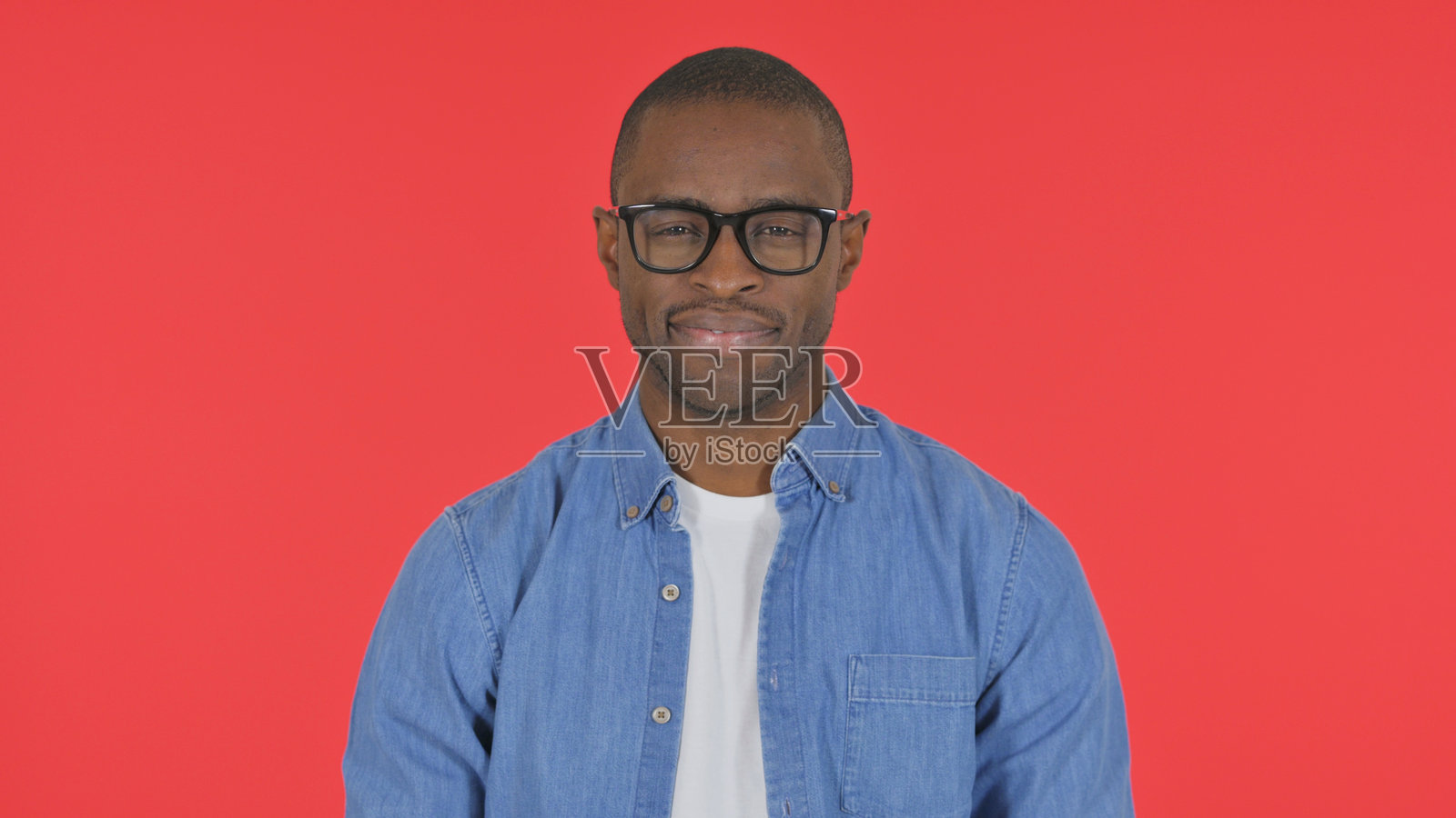 拒绝提议的非洲男子，红色背景肖像照片摄影图片