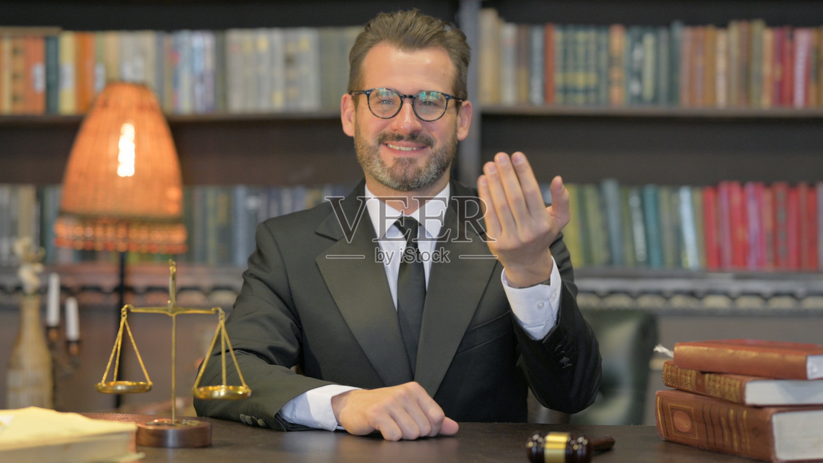 男性律师在办公室邀请人们的肖像照片摄影图片