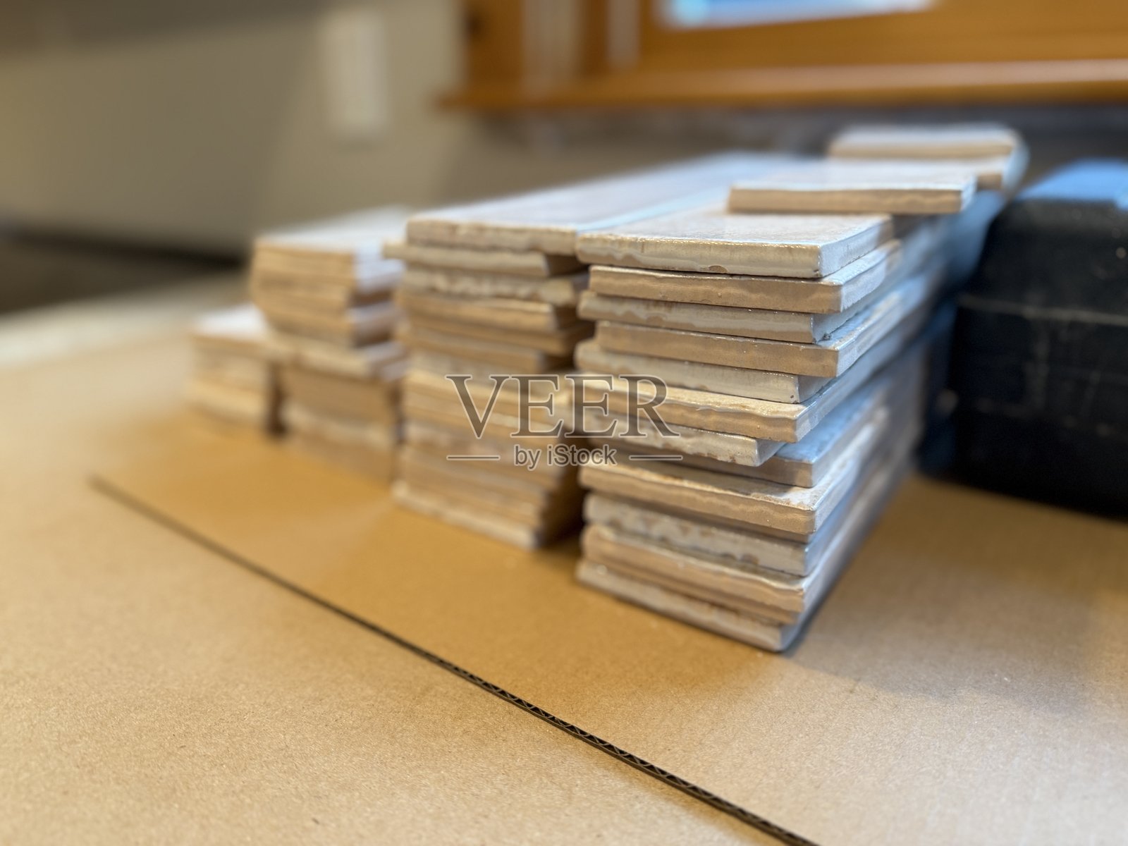 工人在铺设陶瓷砖照片摄影图片