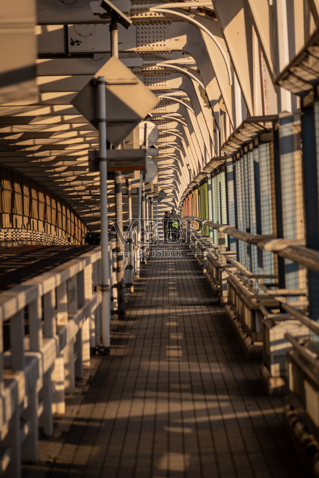 东京彩虹桥内部的道路照片摄影图片