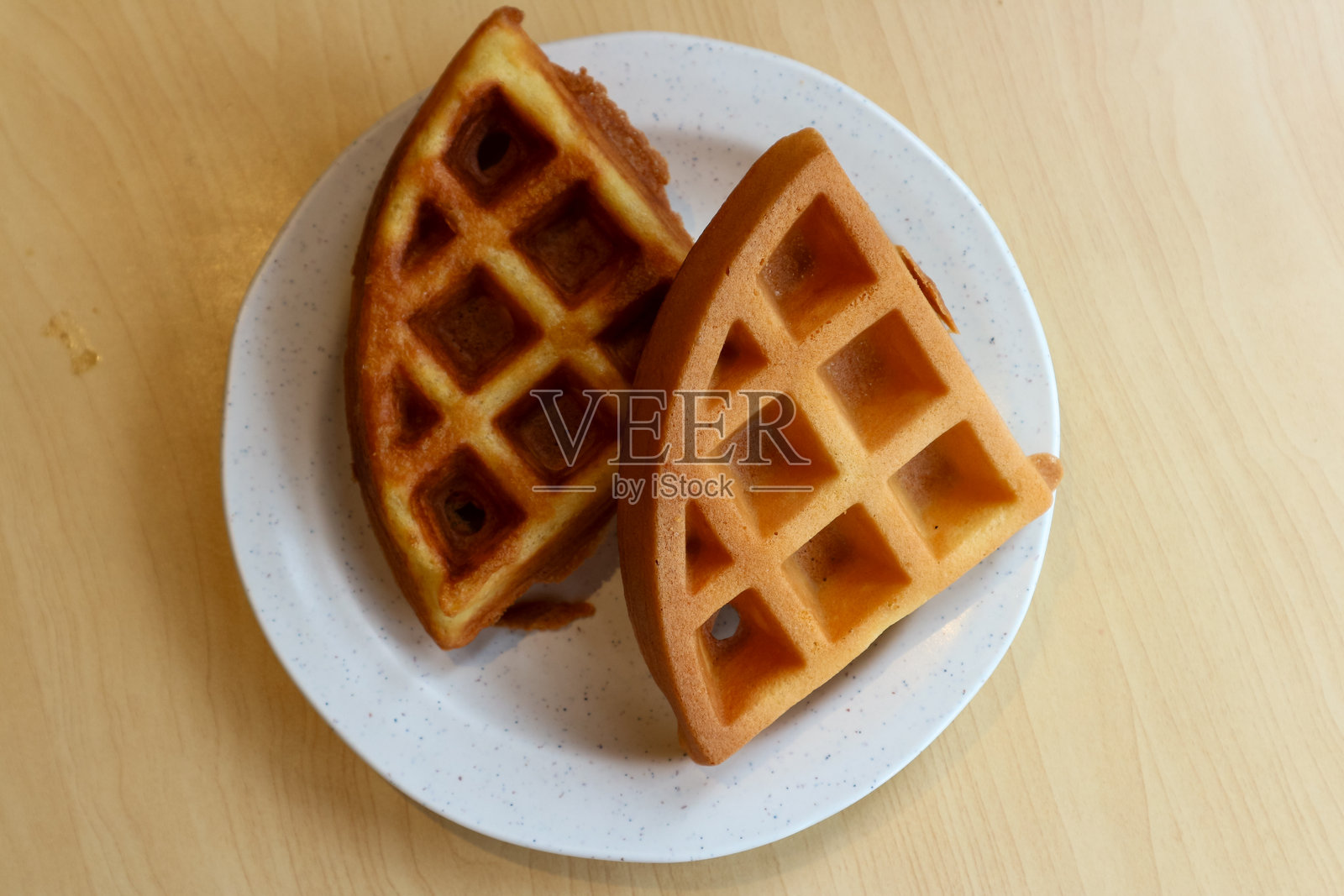 木桌上白色盘子里的华夫饼照片摄影图片
