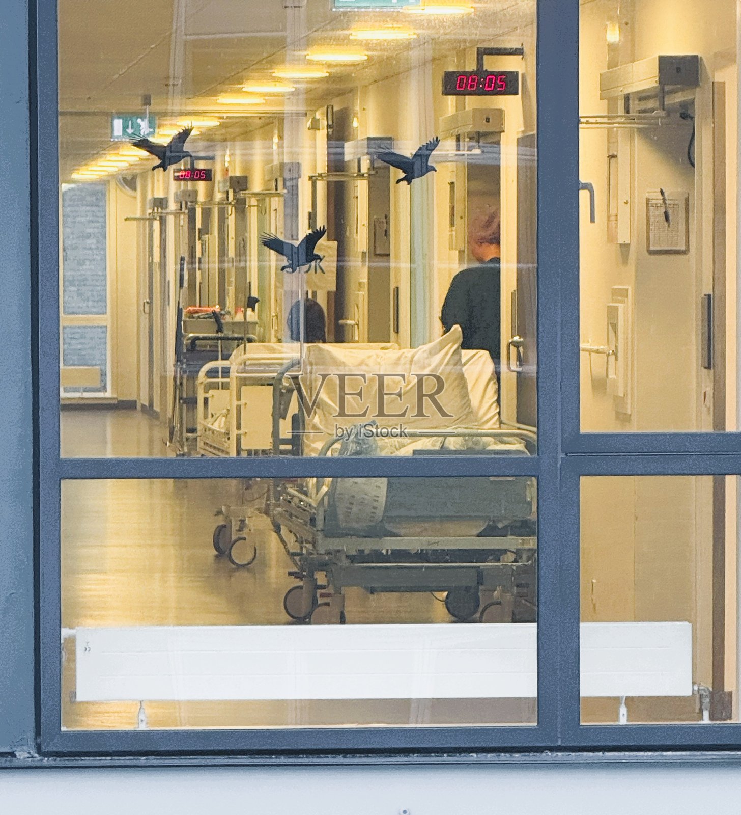 夜间照亮的斯堪的纳维亚医院照片摄影图片