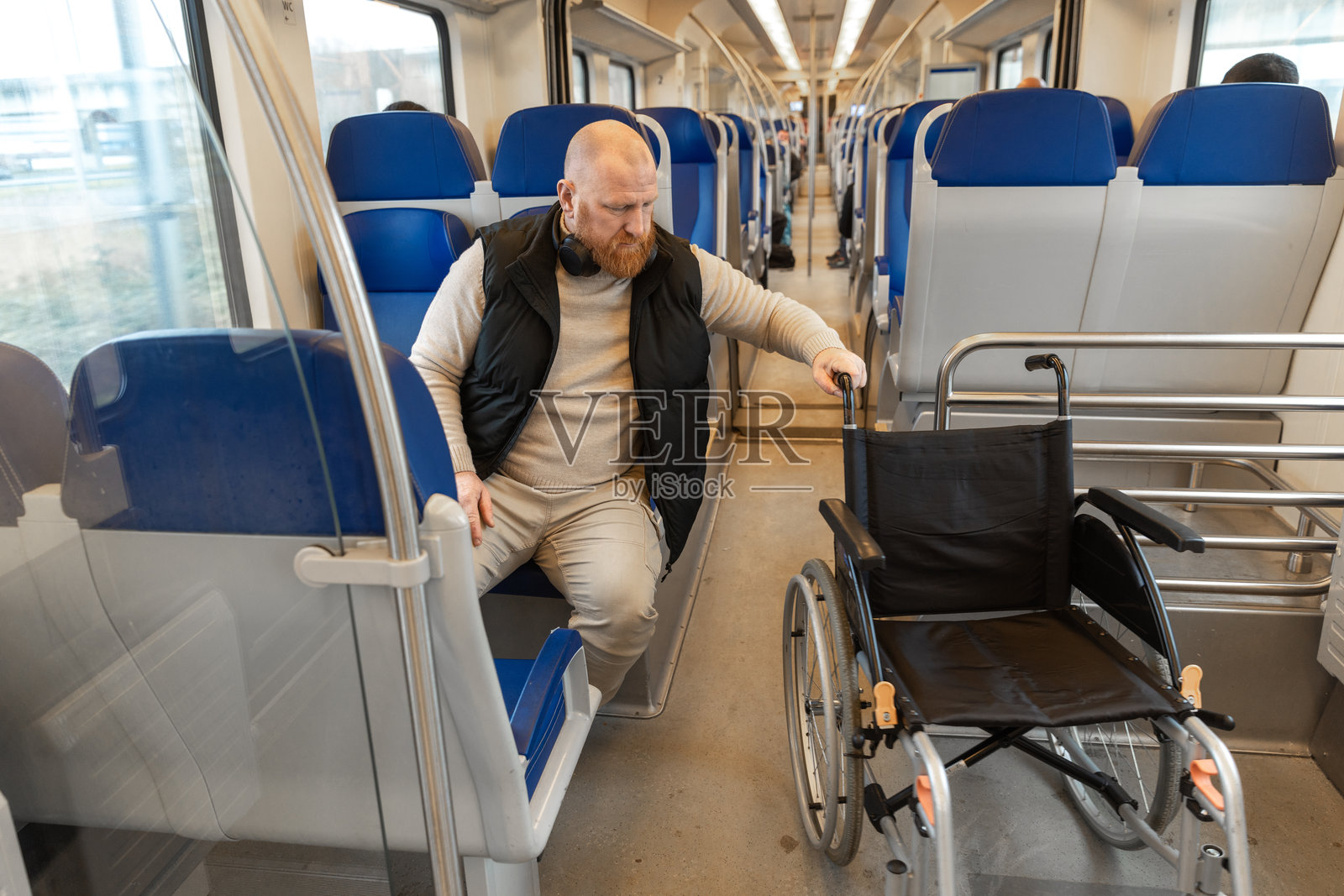 在荷兰进行日间旅行的轮椅使用者通勤者照片摄影图片