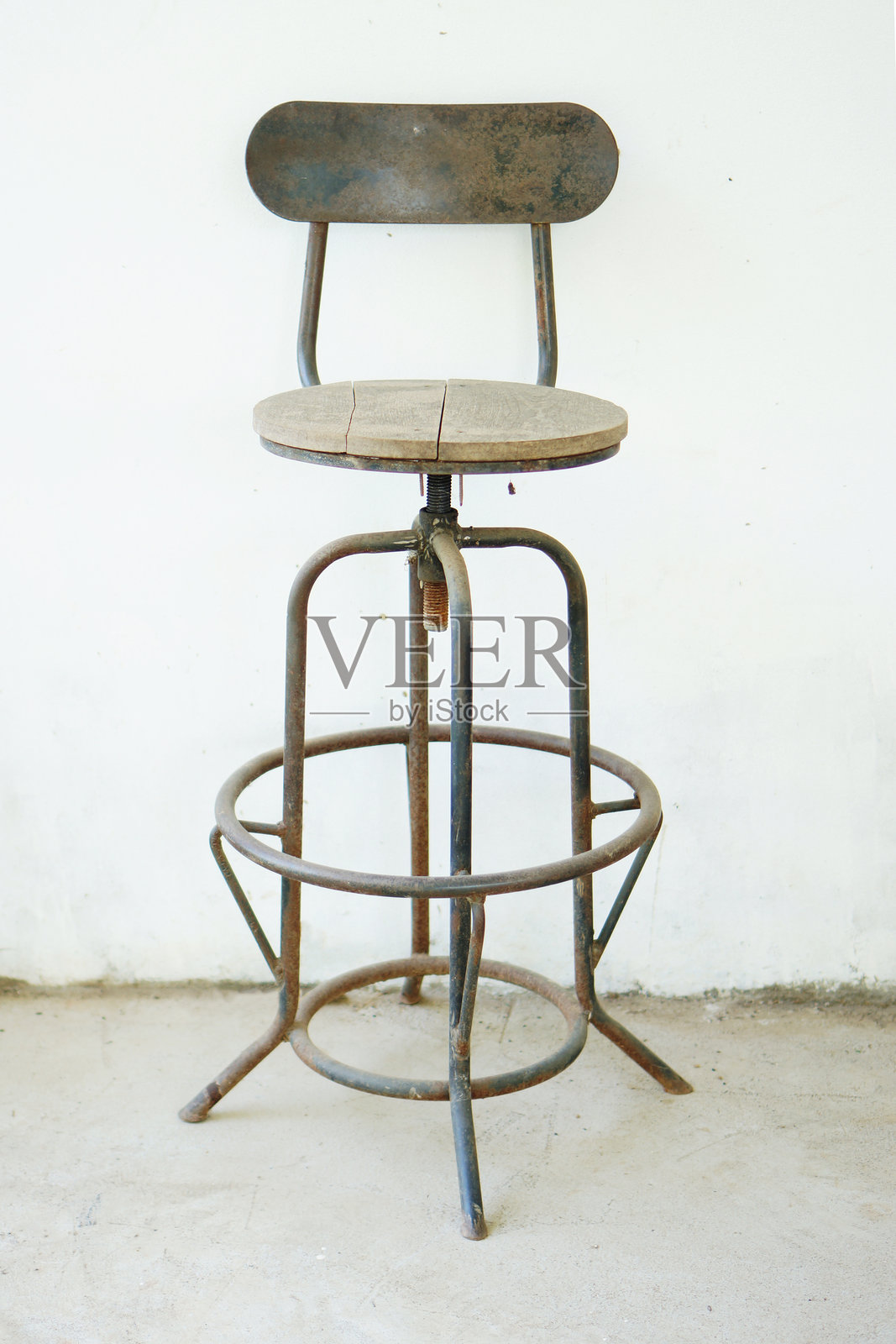 简约环境中的乡村风格金属吧椅，配有木质座椅照片摄影图片