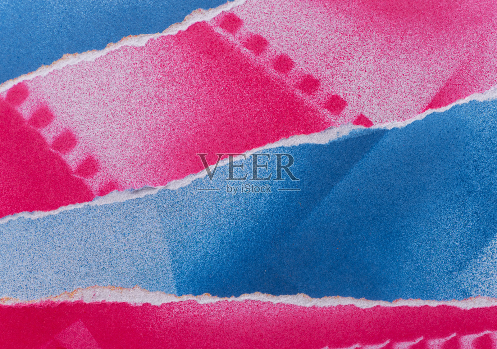 红色背景上的撕裂蓝色纸张照片摄影图片