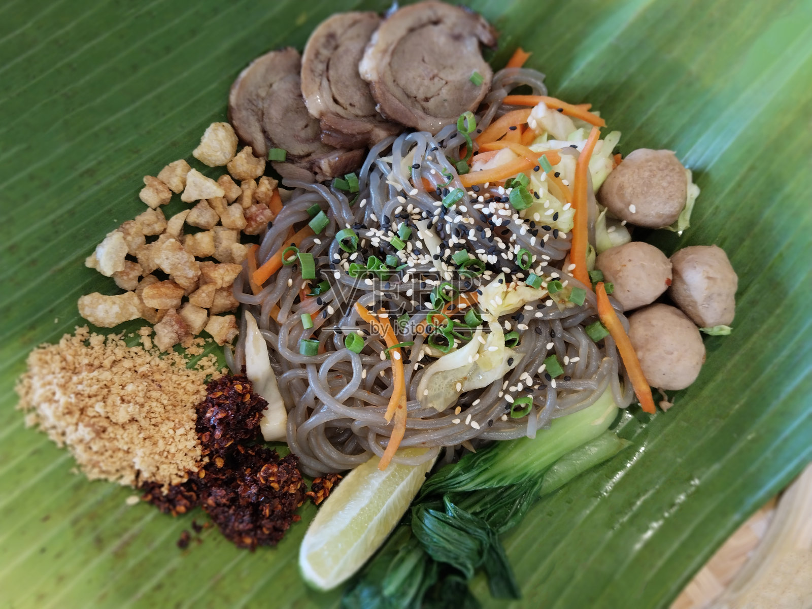 泰国北部阿卡山地部落的食物盛在香蕉叶上。照片摄影图片