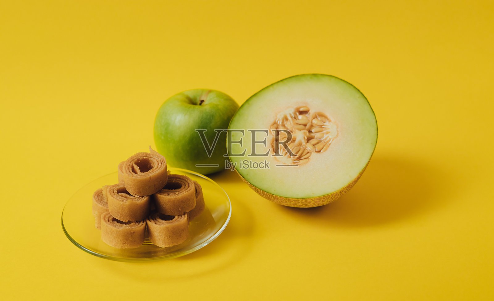 自制夏季水果果冻。甜美的素食甜点。果冻卷。生食，纯素甜品，无糖无面粉的甜点。适用于健康相关的文本和文章。照片摄影图片