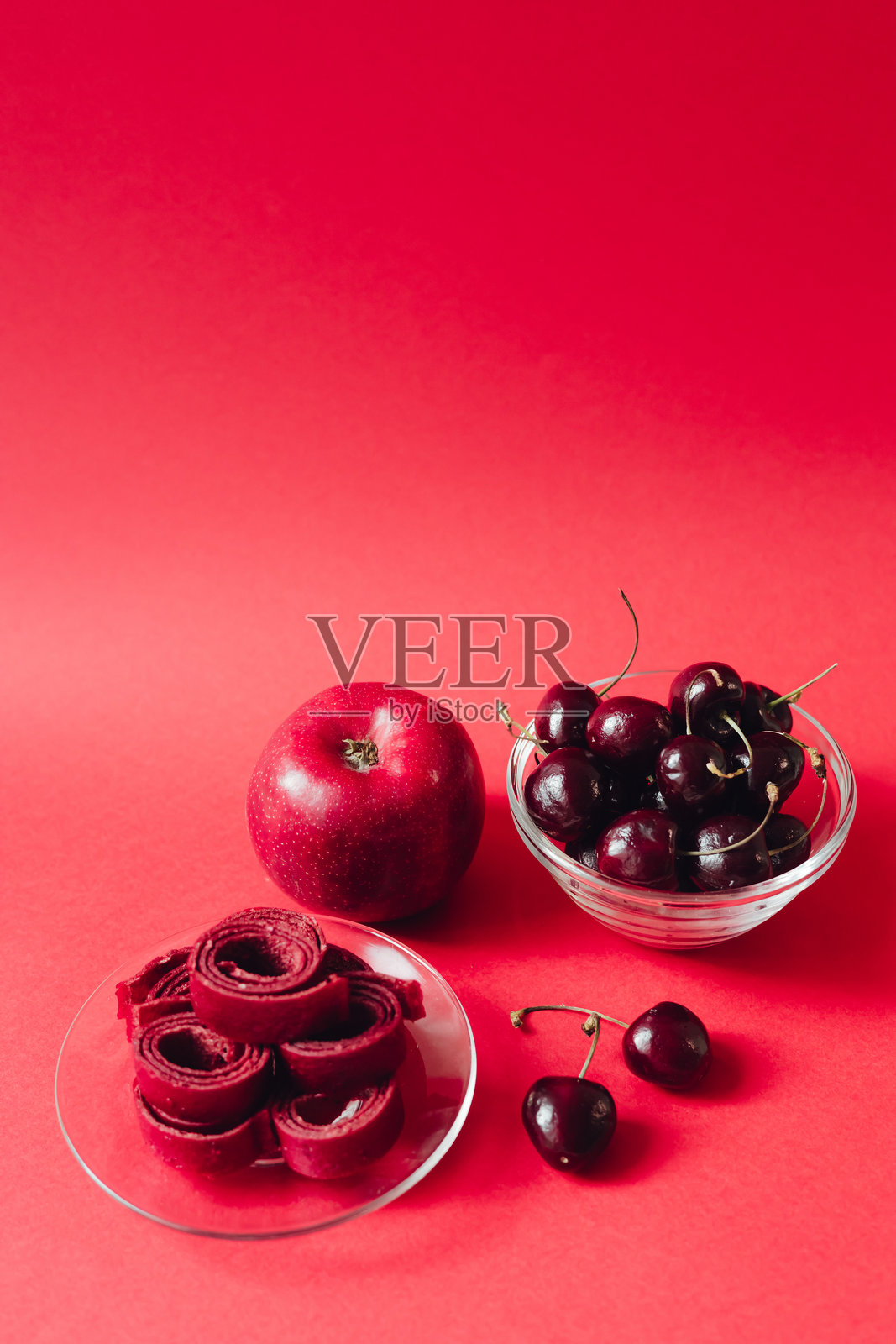 自制夏季水果果胶。甜美的素食甜点。果胶卷。切片水果干。生食，纯素甜品，无糖无面粉的甜点。适用于健康相关的文本和文章。照片摄影图片