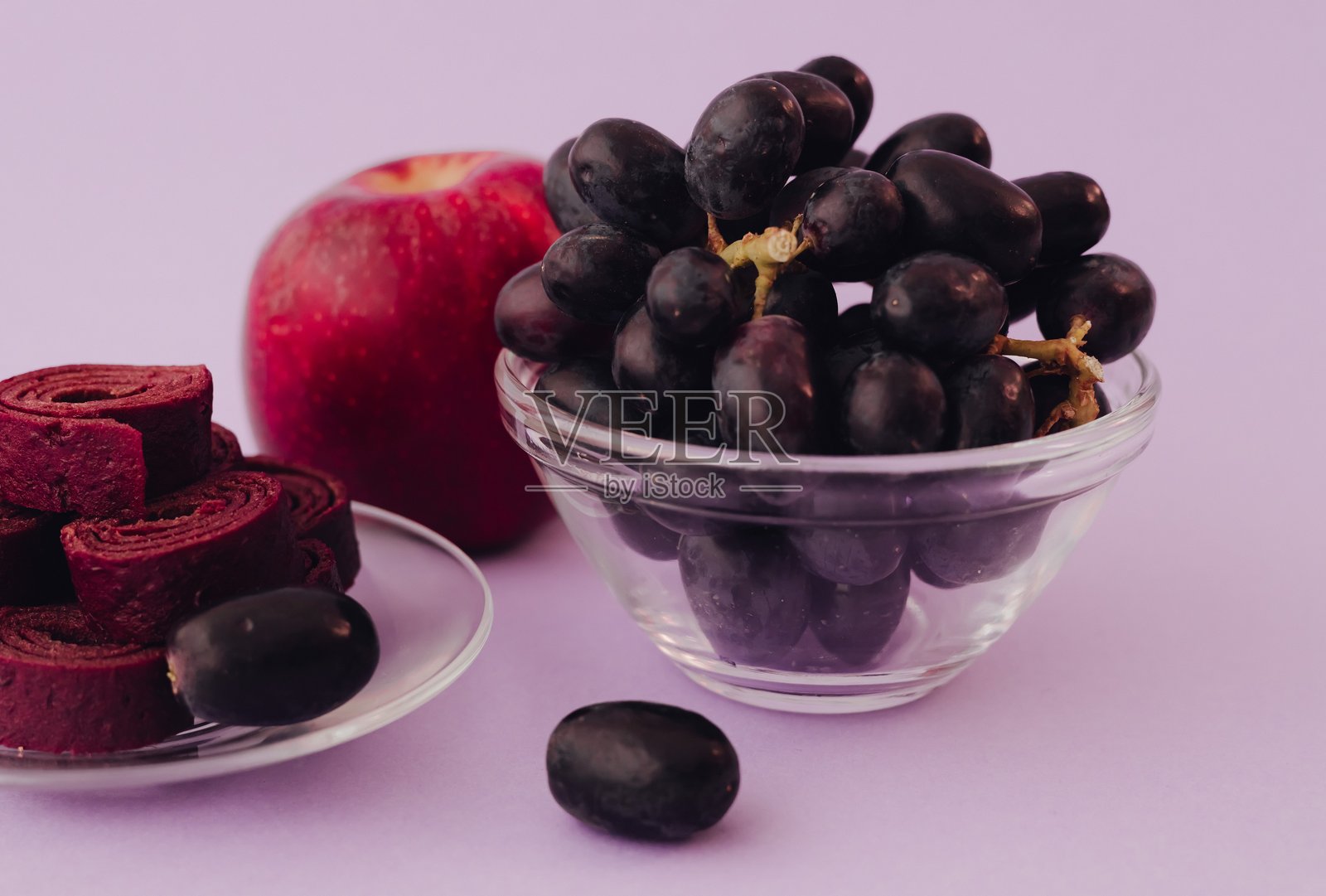 自制夏季水果果冻。甜美的素食甜点。果冻卷。生食，纯素甜品，无糖无面粉的甜点。适用于健康相关的文本和文章。照片摄影图片