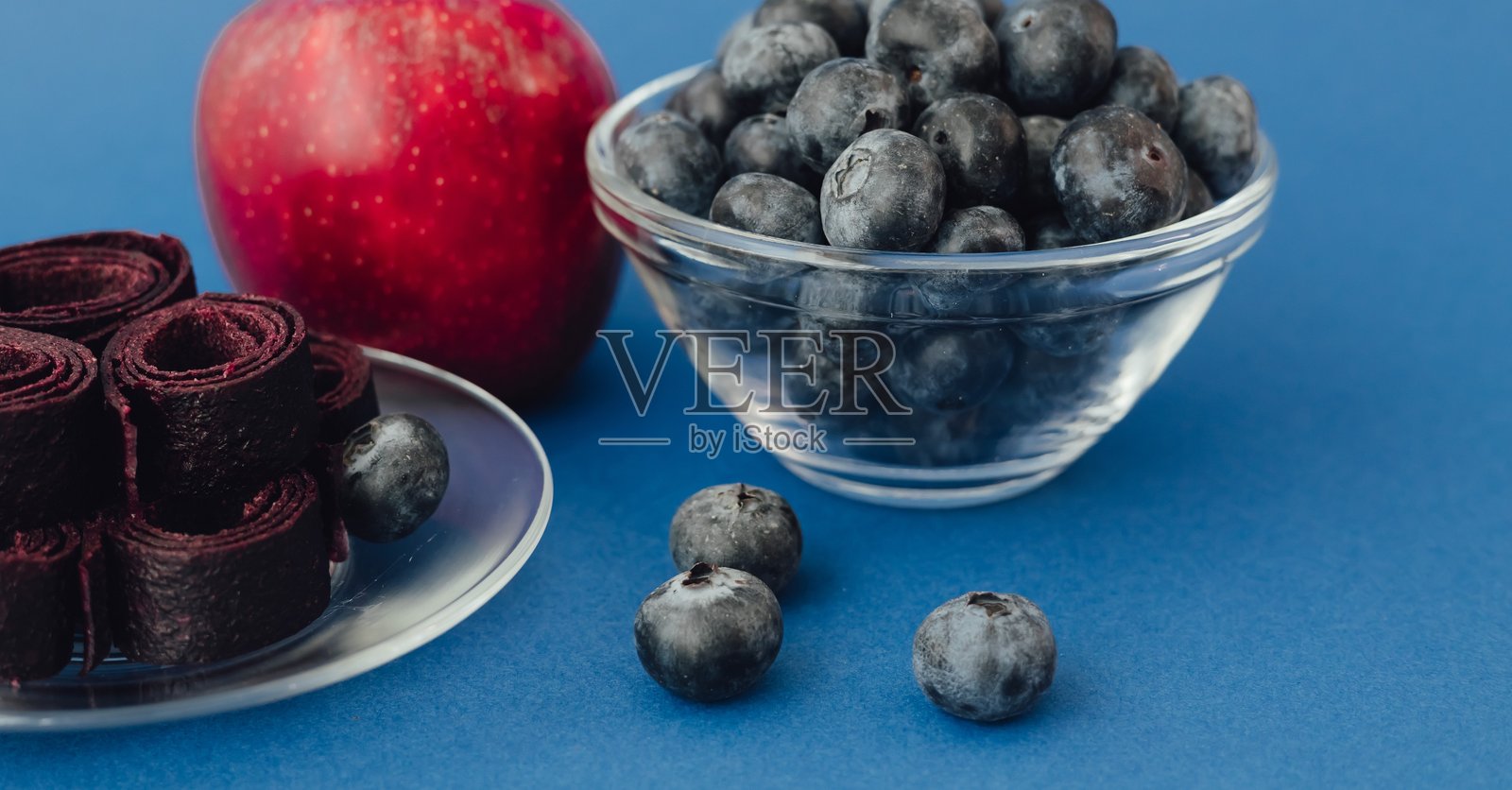 自制夏季水果果胶。甜美的素食甜点。果胶卷。切片水果皮。生食，纯素甜品，无糖无面粉的甜点。适合健康类文本和文章。照片摄影图片