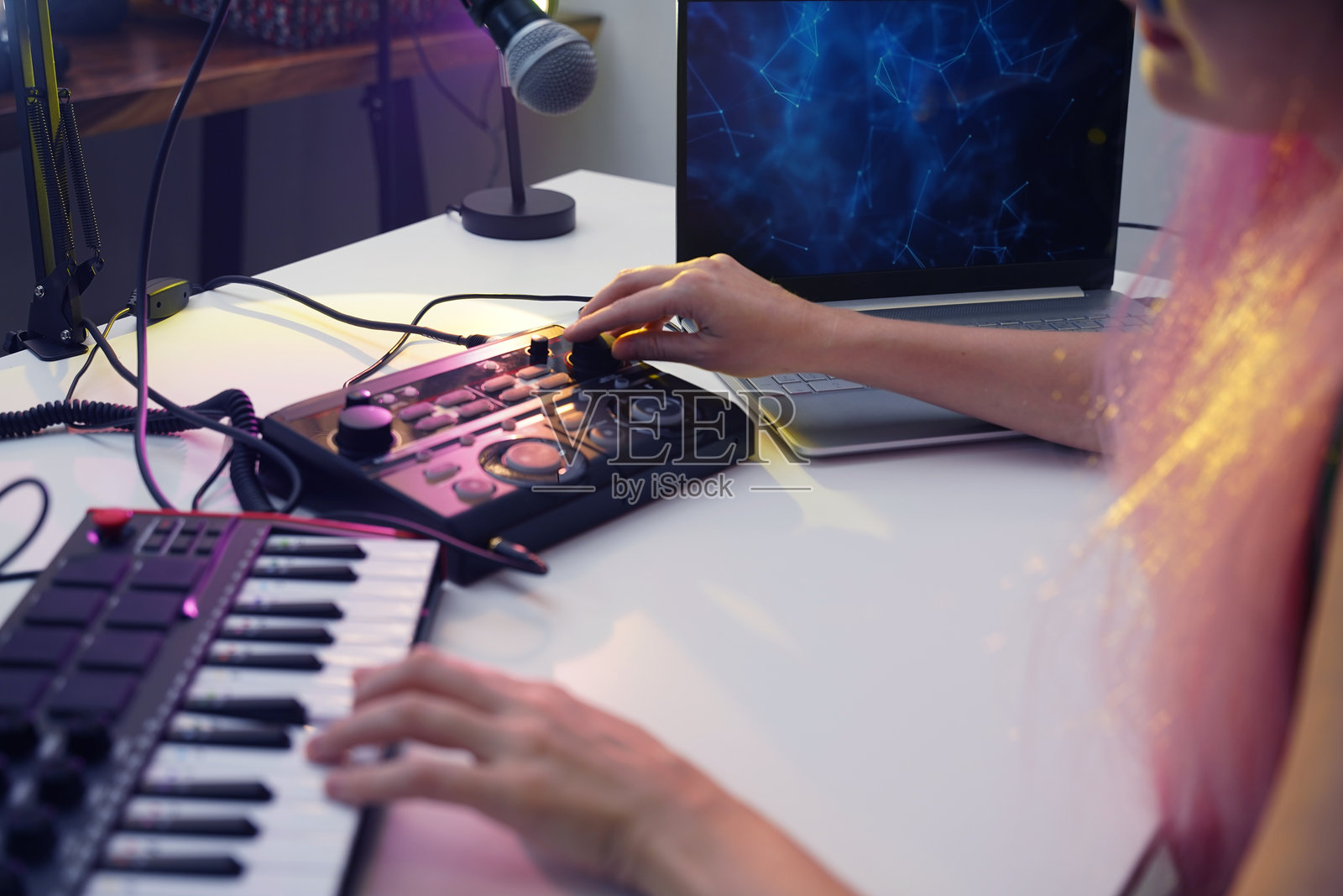 美丽的年轻歌手和音乐家在她的家庭工作室进行直播照片摄影图片