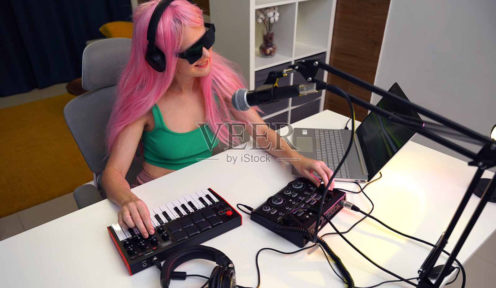 美丽的年轻歌手和音乐家在她的家庭工作室进行直播照片摄影图片