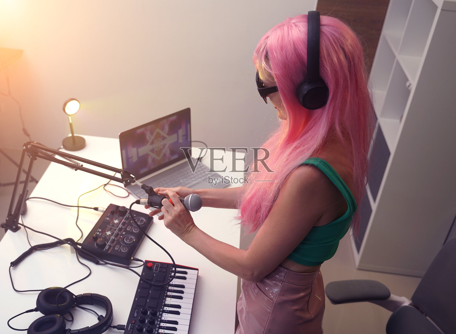 美丽的年轻歌手和音乐家在她的家庭工作室进行直播照片摄影图片