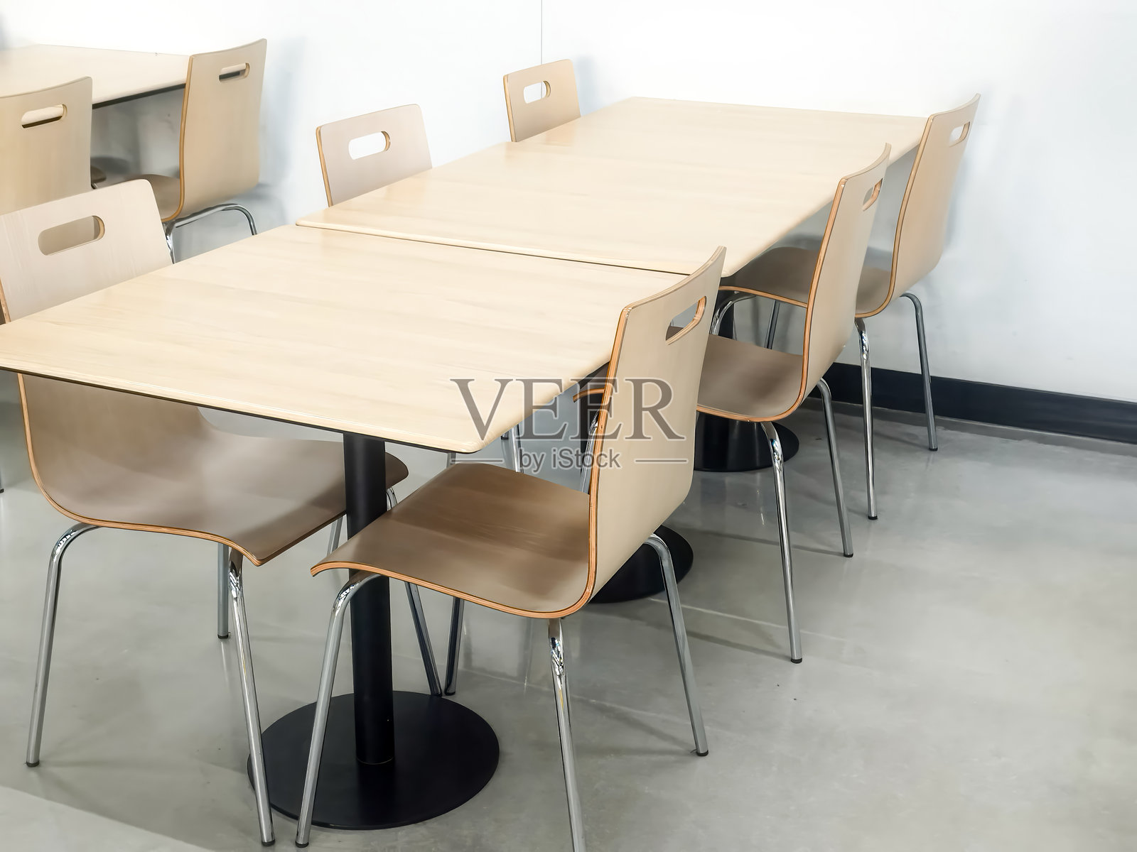 清迈，泰国的自助餐厅内一套简单而时尚的餐桌椅组合照片。照片摄影图片