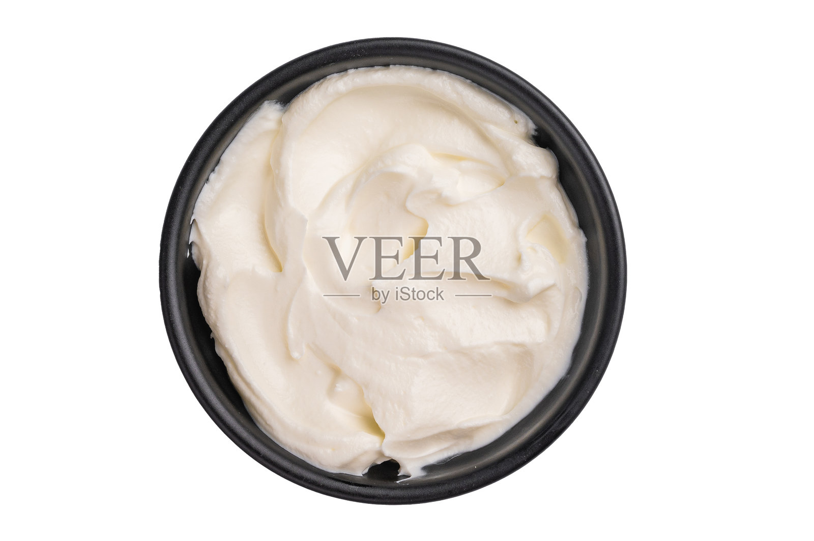 新鲜酸奶油在白色背景的碗中，俯视图。照片摄影图片