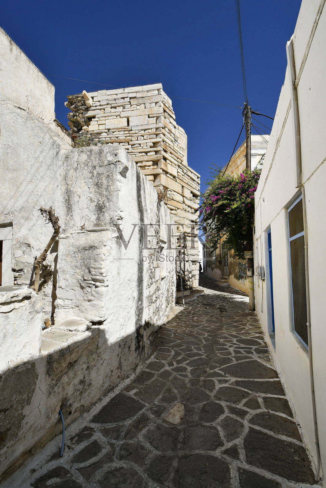 希腊，狭窄巷道中的建筑照片摄影图片