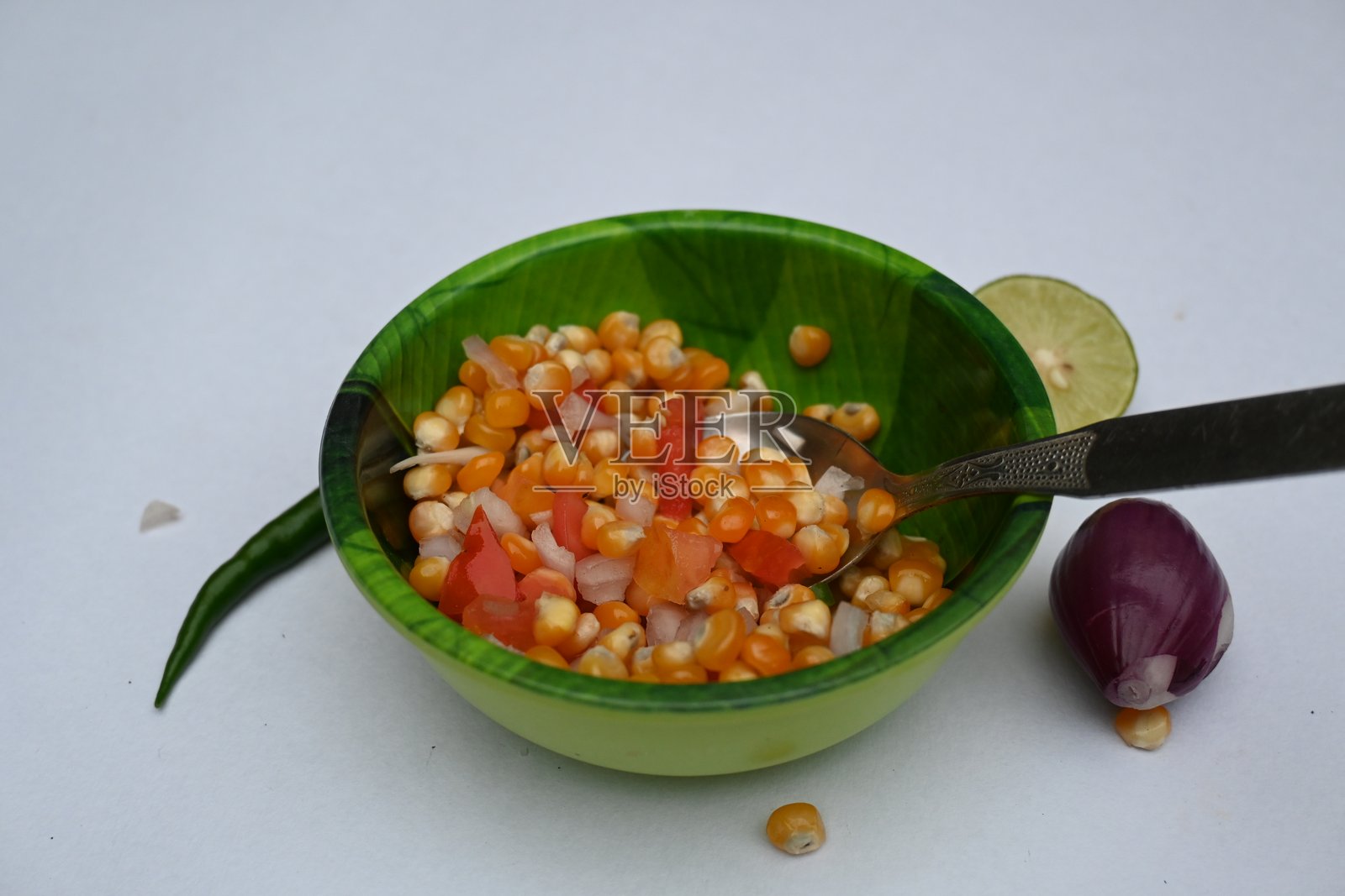 煮玉米沙拉。照片摄影图片