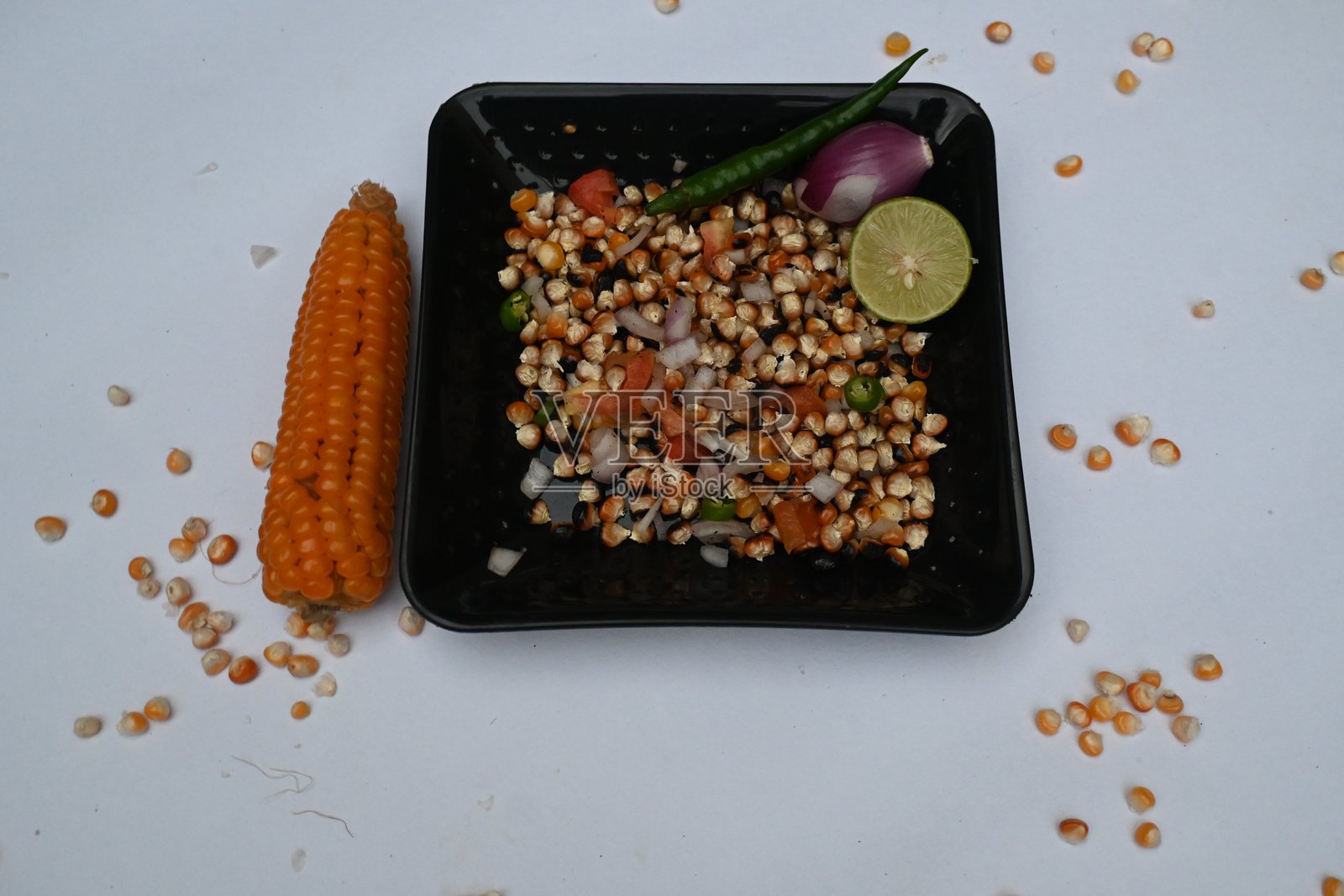 烤玉米沙拉。照片摄影图片