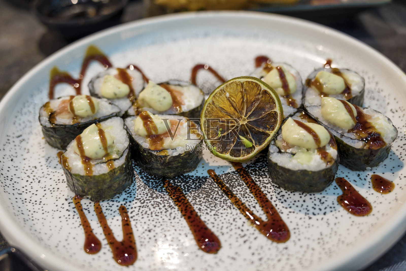 日本餐厅里的鳄梨寿司卷照片摄影图片