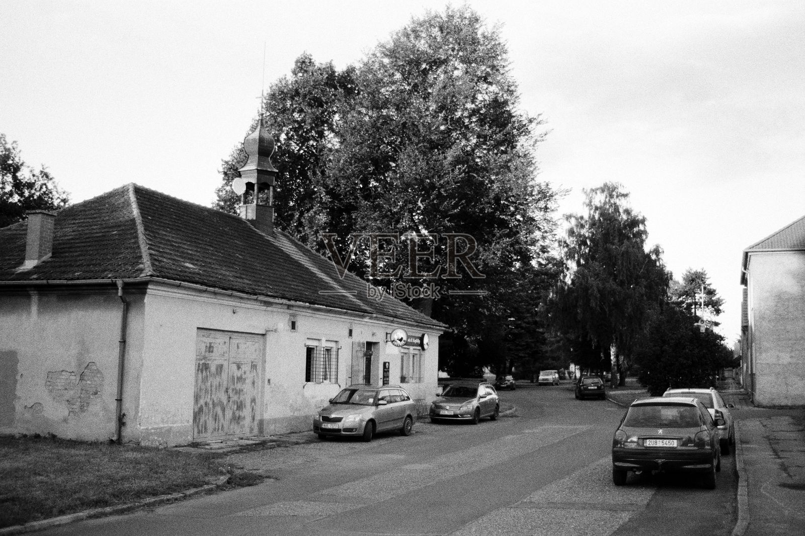 捷克诺维科皮斯蒂的一家酒吧，拍摄于2024年8月5日，使用黑白胶卷 - 图像中故意保留了扫描的35毫米胶卷的模糊和噪点。照片摄影图片