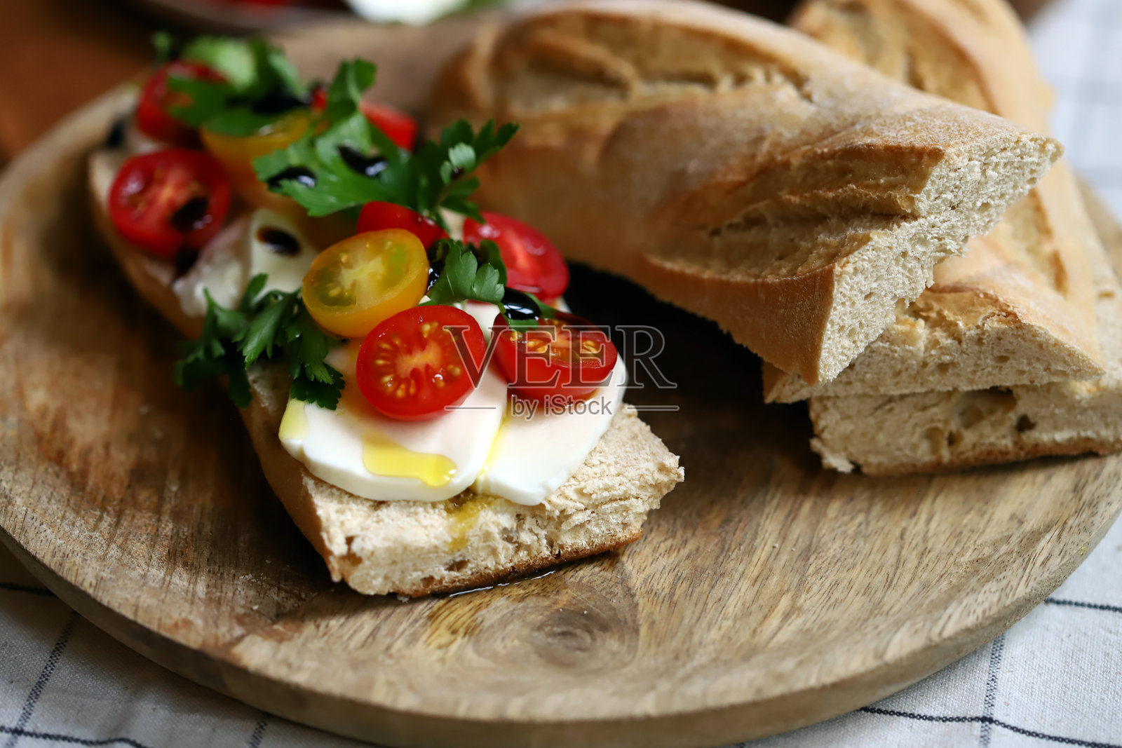 意大利面包上的马苏里拉开放式三明治照片摄影图片