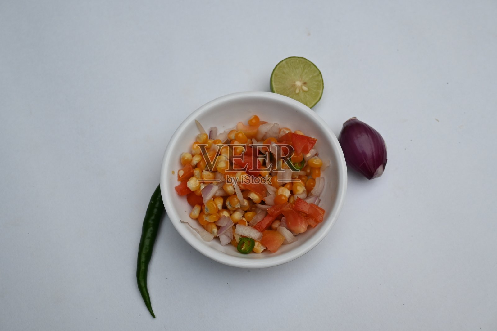 煮玉米沙拉。照片摄影图片