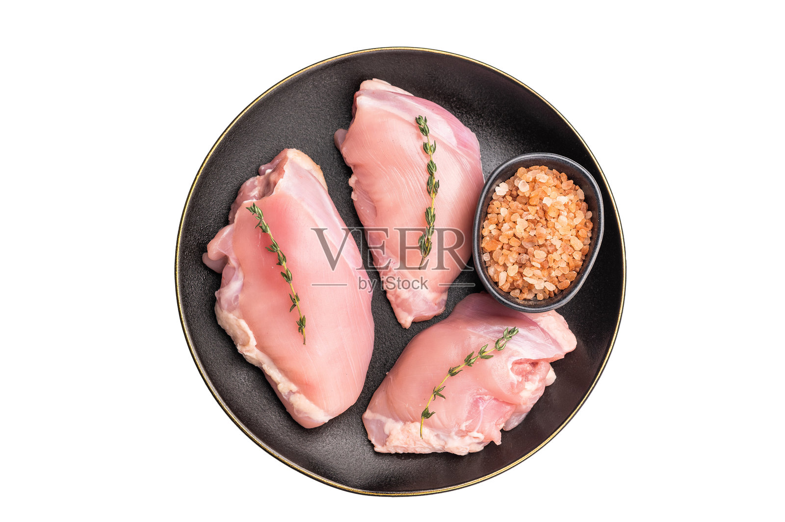 生鸡腿肉，去皮去骨的禽肉，放在白色背景的盘子上照片摄影图片