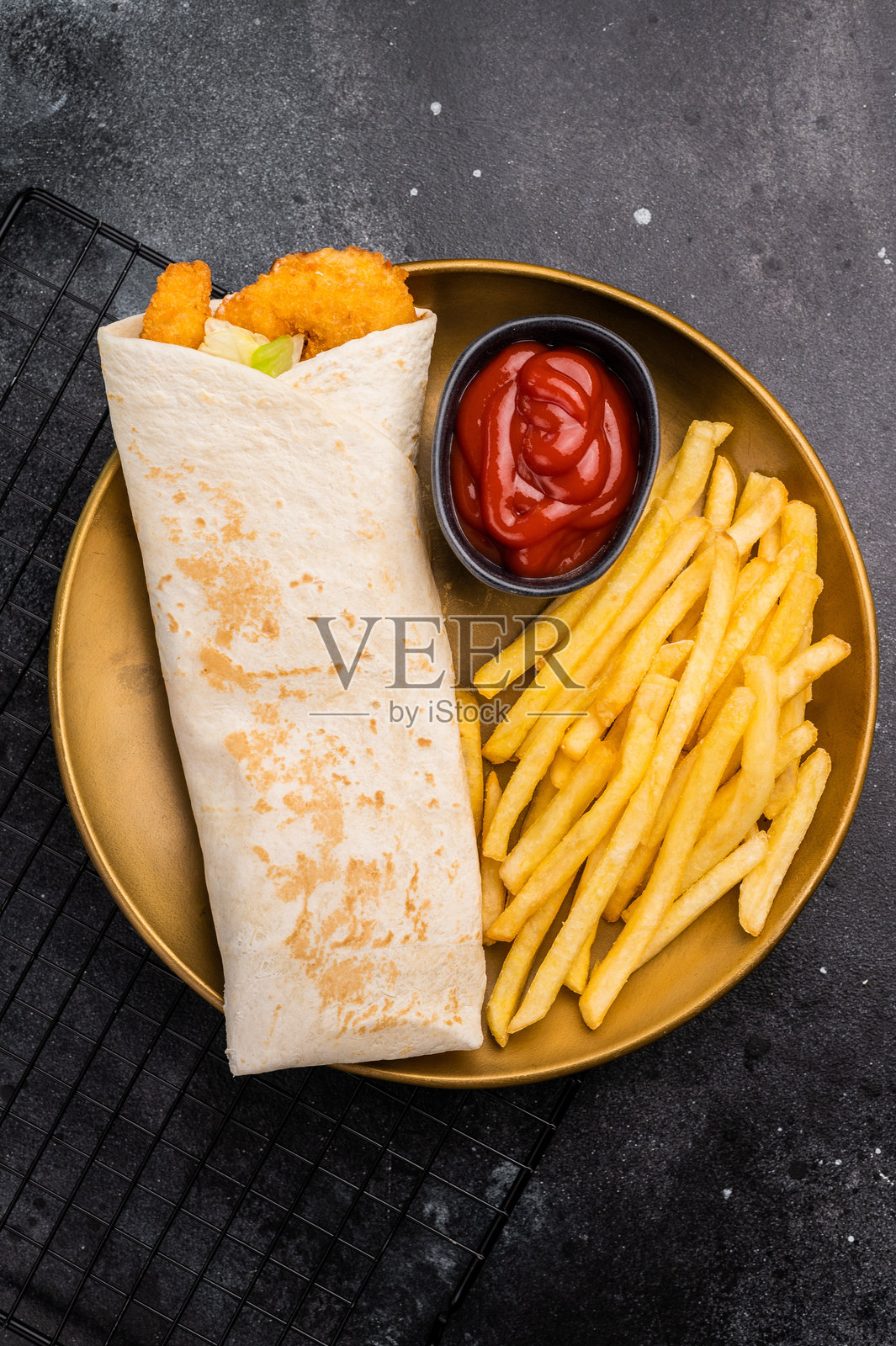 虾仁和沙拉、薯条的旋转烤肉，黑色背景，俯视图照片摄影图片