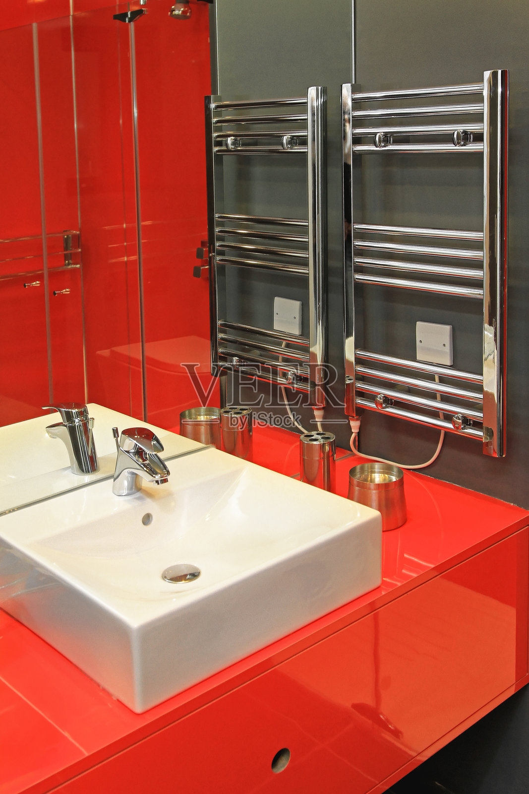 红色浴室毛巾加热器照片摄影图片