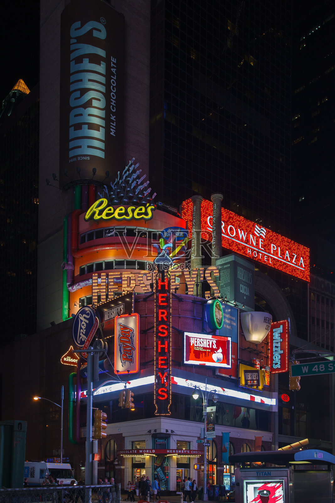 纽约市曼哈顿中城时代广场热闹夜晚的五彩缤纷的广告牌照片摄影图片