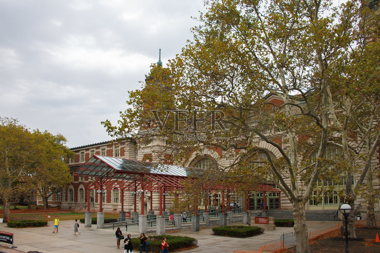 哈德逊河畔的埃利斯岛历史建筑，纽约市，美国照片摄影图片