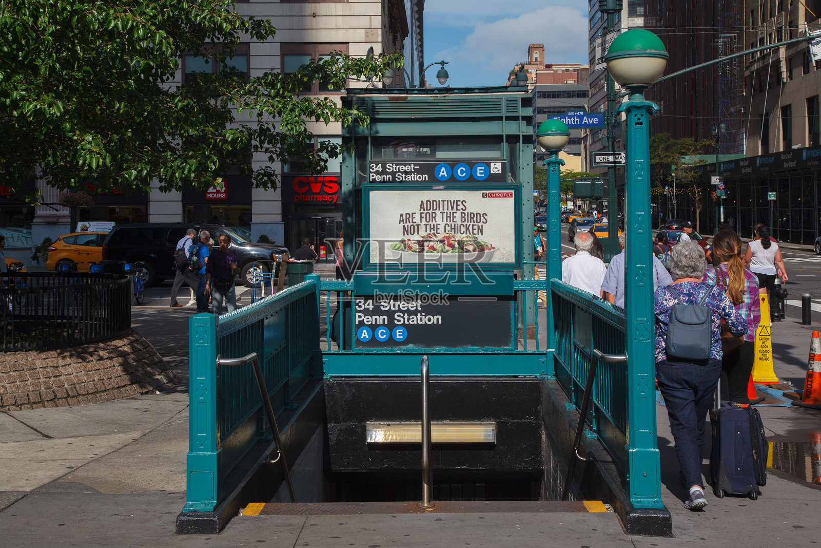 纽约市曼哈顿中城34街宾州车站的地铁入口照片摄影图片