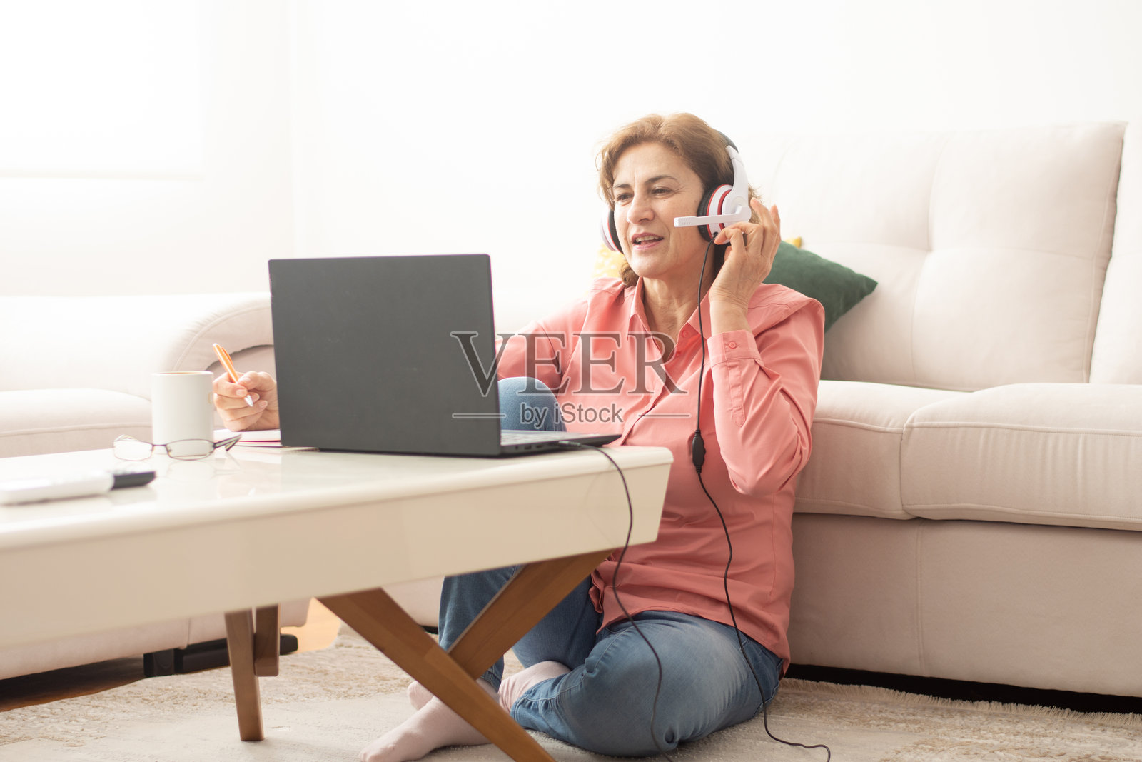 学生在家学习和工作照片摄影图片