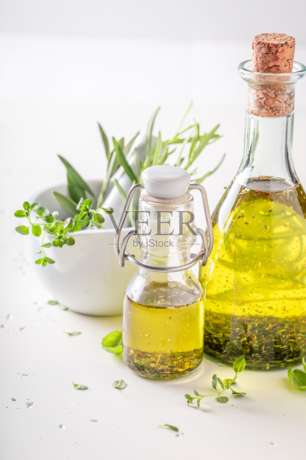 新鲜健康的油，配以新鲜的绿色植物叶子。照片摄影图片