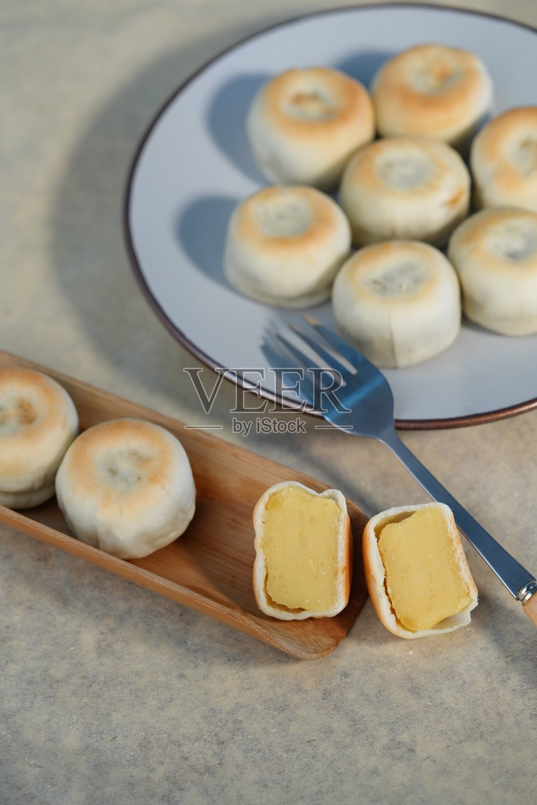 桌子上的甜点和一把叉子照片摄影图片