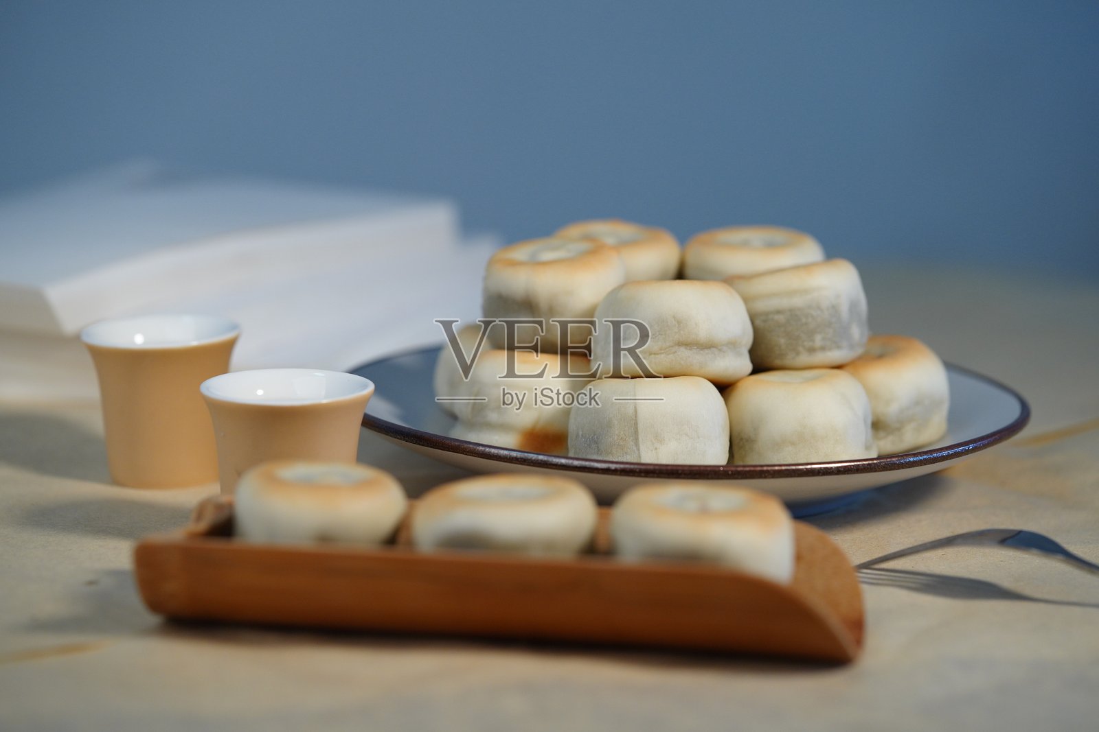 桌子上的甜点和一把叉子照片摄影图片