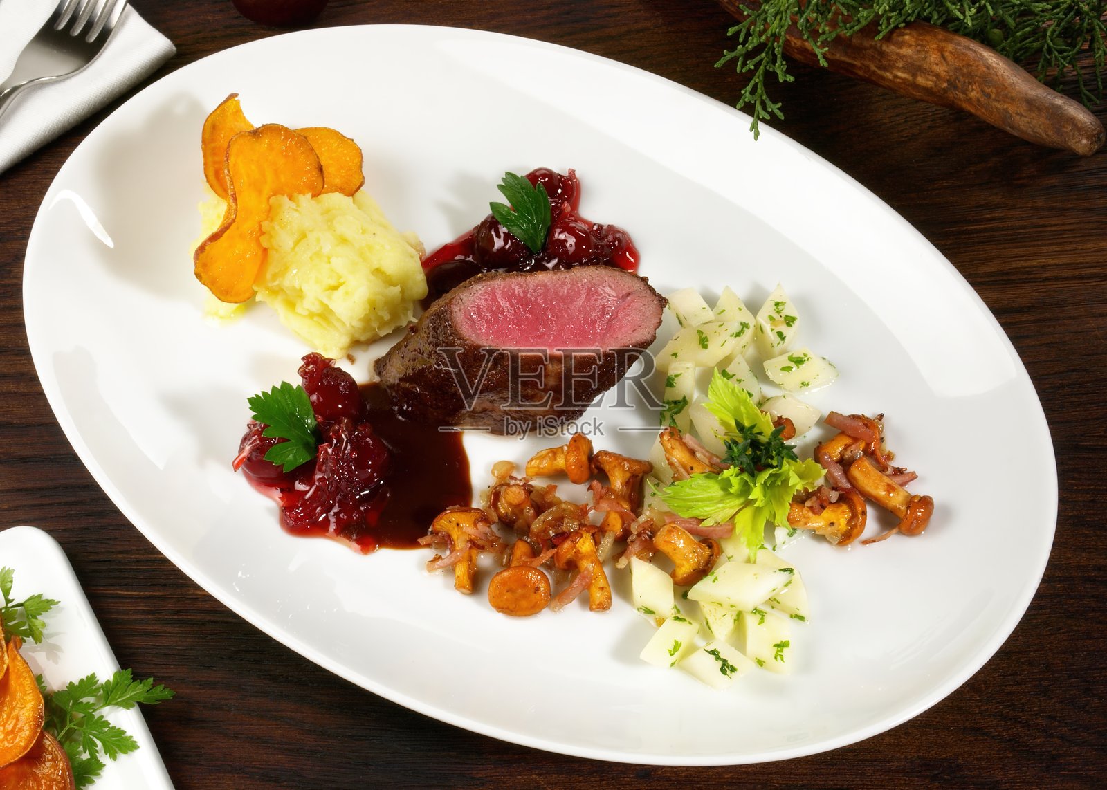 鹿肉配蔓越莓酱和蔬菜照片摄影图片