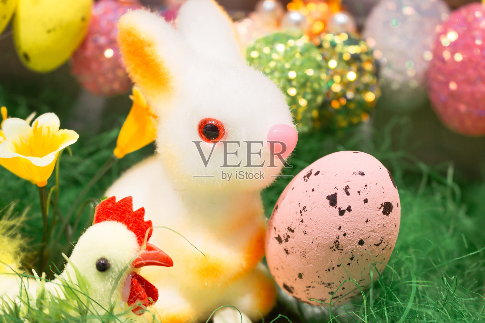 有母鸡和蛋的复活节兔子。复活节装饰快乐。春天的节日。复活节玩具和彩绘彩蛋。照片摄影图片